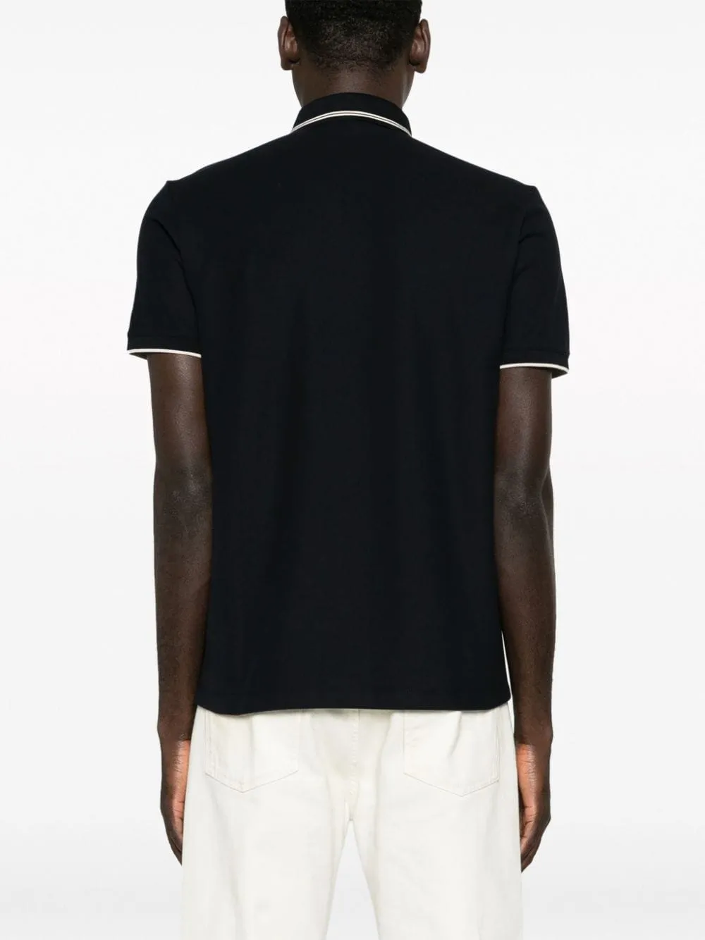 polo nera con logo sul bordo