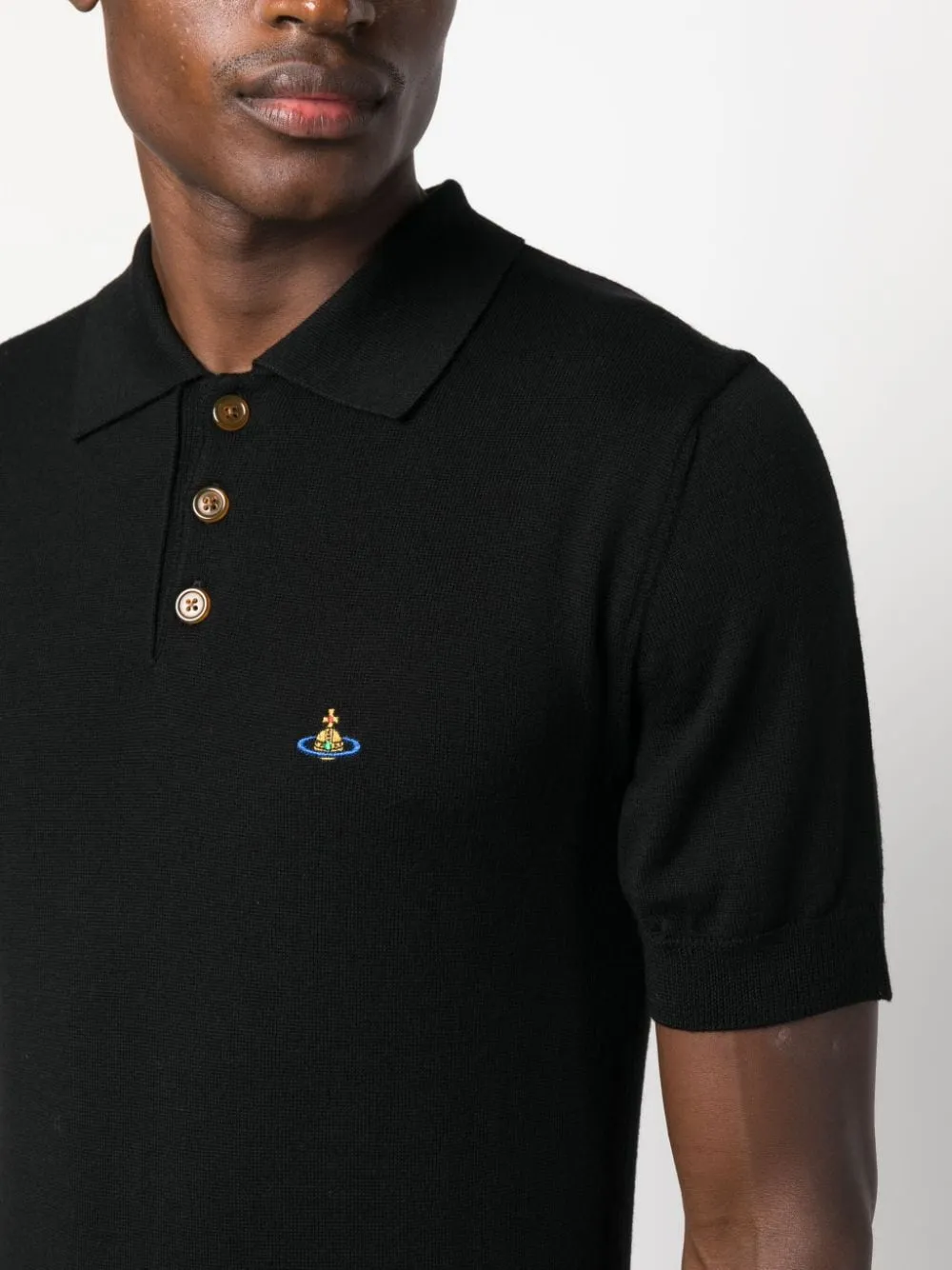 polo nera con logo